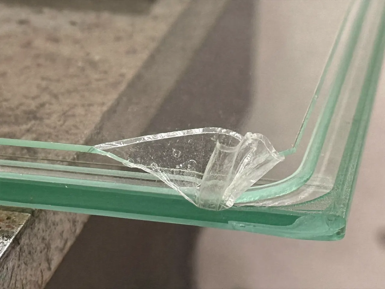 Edge detail of laminated security glass showing the interlayer